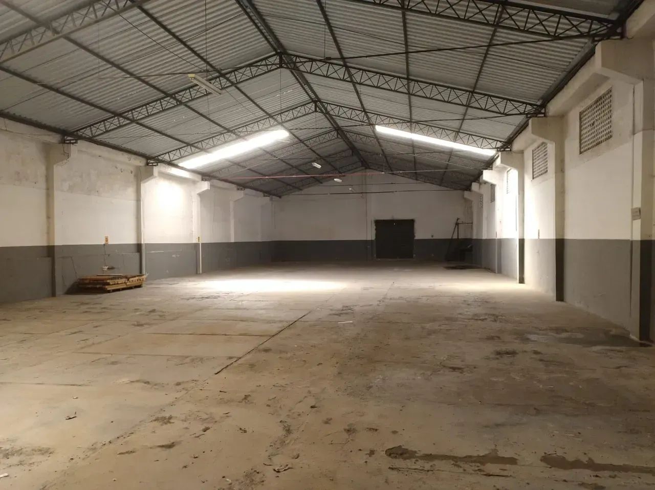 Praça 14 / Galpão / 1.200m2 / 9 8 2 2 3 8 9. 7 3
