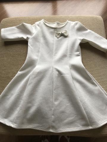 Vendo lote com seis vestido tamanho quatro