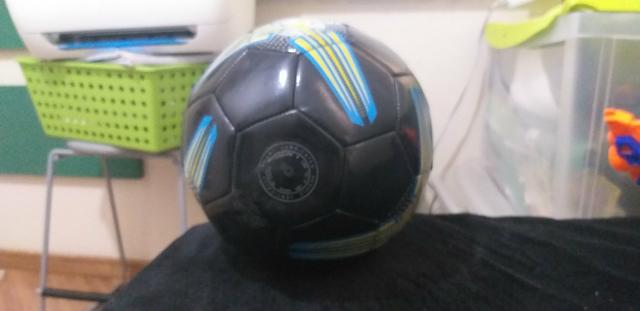 Bola de futebol em perfeito estado