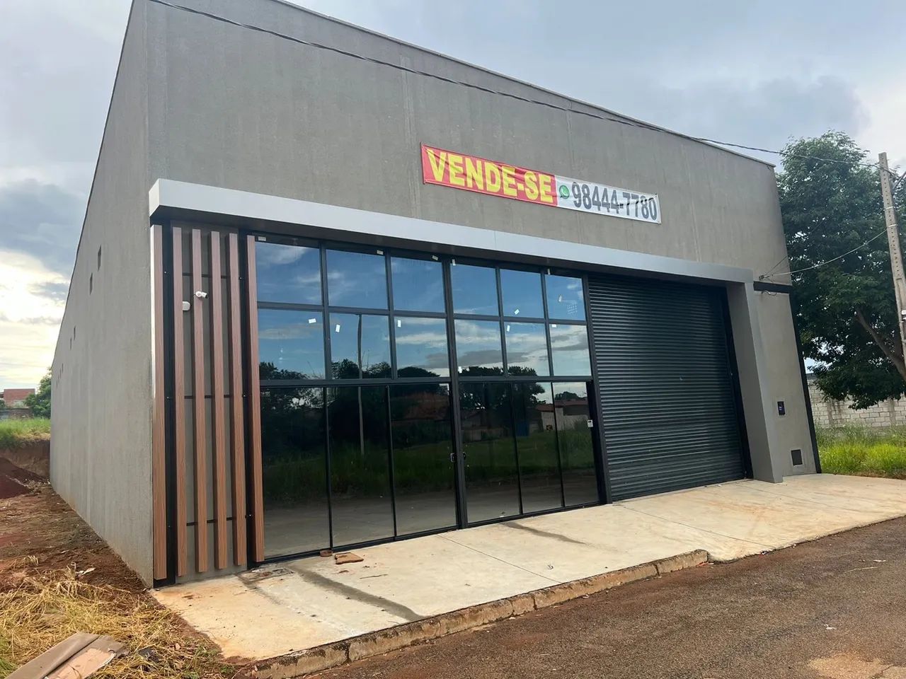 Galpão comercial as margens da Rodovia GO-070