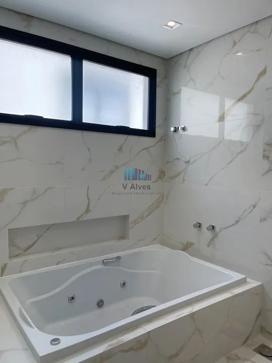 Casa de alto padrão, com 330m² de área construída, 4 quartos sendo 3 suítes, piscina aquec - Foto 5