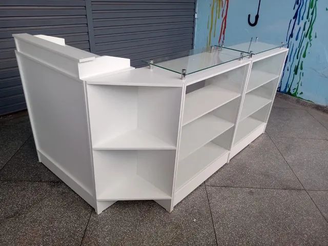 Balcão caixa c/ vitrine tampo de vidro MDF