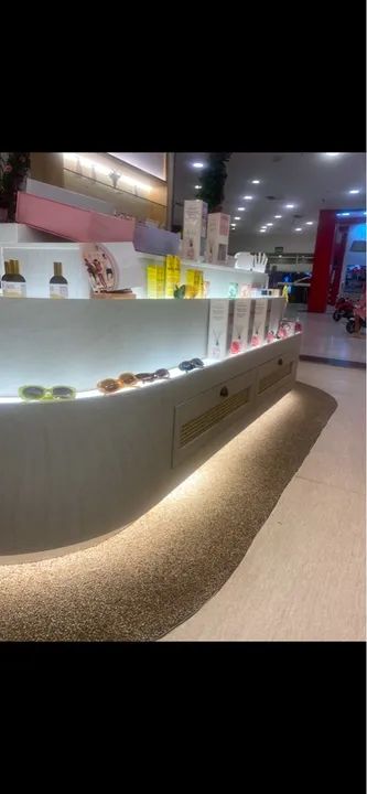 Balcão de loja com design moderno