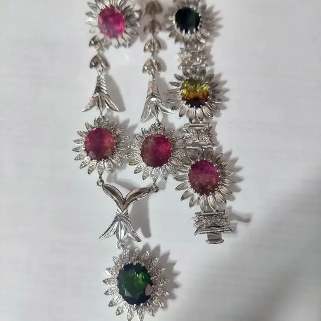 Conjunto em ouro branco modelo flores com pedras de turmalina coloridas - Foto 3