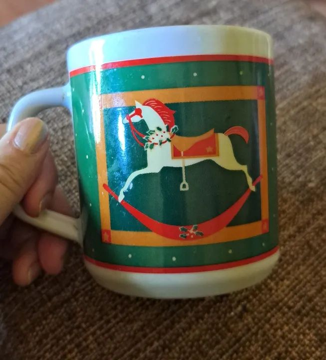 Caneca de de porcelana vintage com cavalo de balanço pozzani exclusividade extinta Mesbla