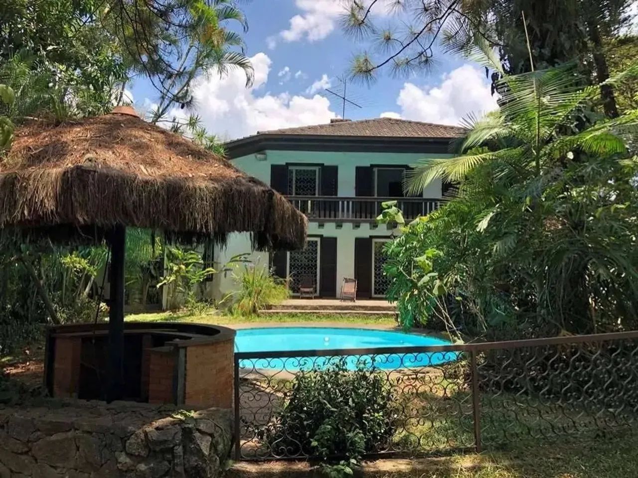 Rústica, 2.400m² de terreno, 2 piscinas (externa e raia coberta), lareira, SPA e jogos