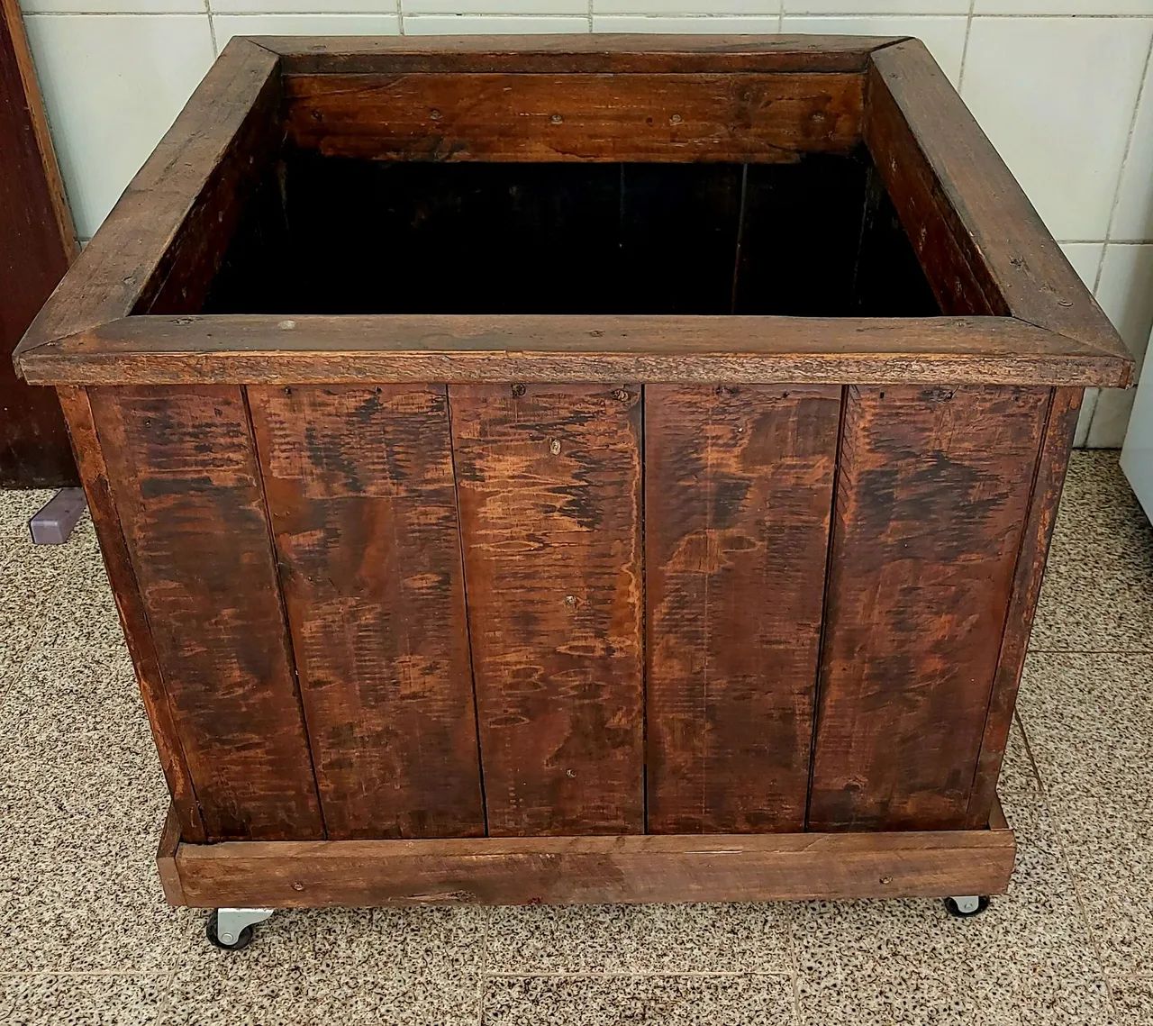 Cachepot de madeira com rodinhas para plantas