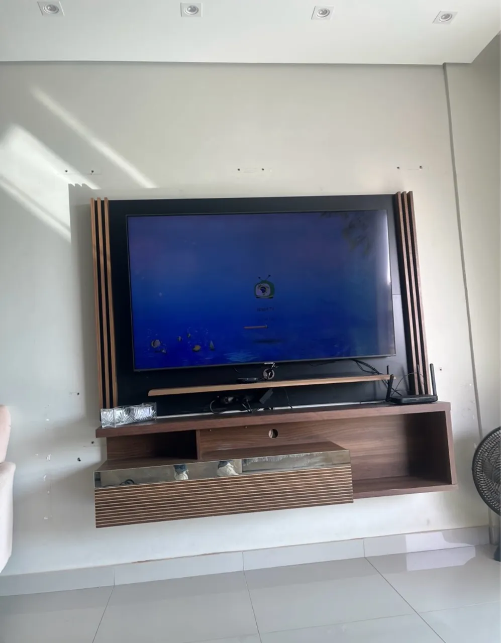Painel de TV com rack embutido