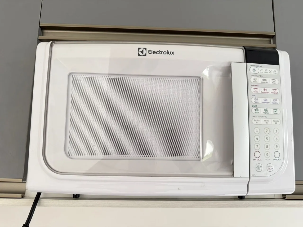 Micro-ondas Electrolux 32 litros - pouco tempo de uso.