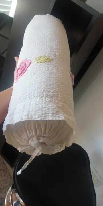 Rolinho em algodão anarruga branco com flores de crochê Laura Massi  - Foto 4