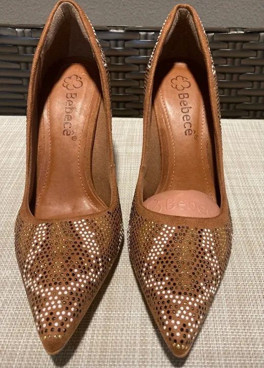 Scarpin salto alto marrom com pedrarias - Foto 2