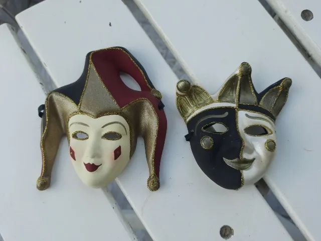 par de máscaras venezianas em porcelana com pintura manual 12cm x 11cm - Foto 3