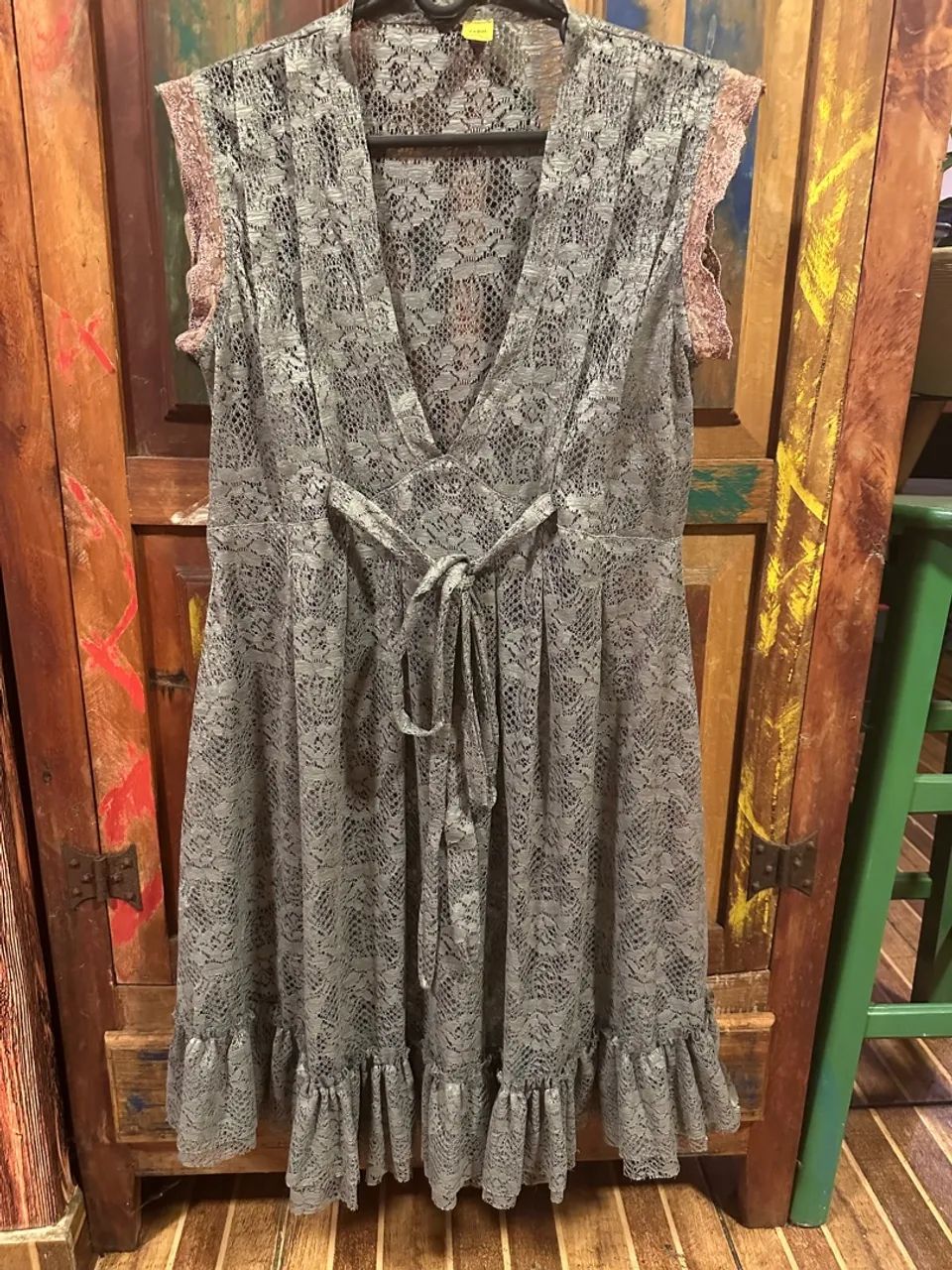 Vestido de renda cinza com detalhes em rosa