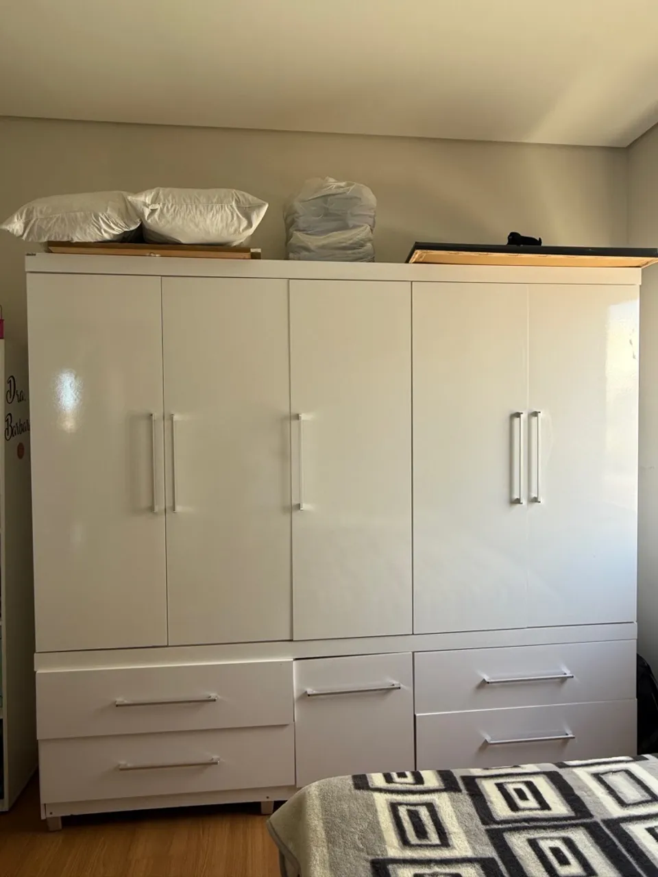 Guarda-Roupa Branco Espaçoso