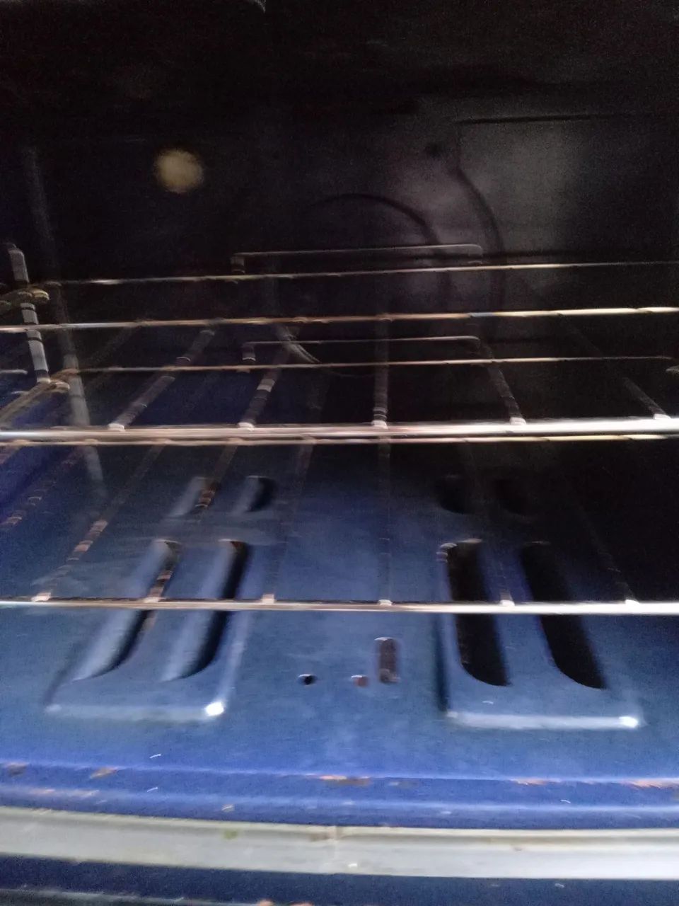 Fogão a Gas - 6 bocas .esta com vazamento de gás. Mas em estado razoável.  - Foto 2