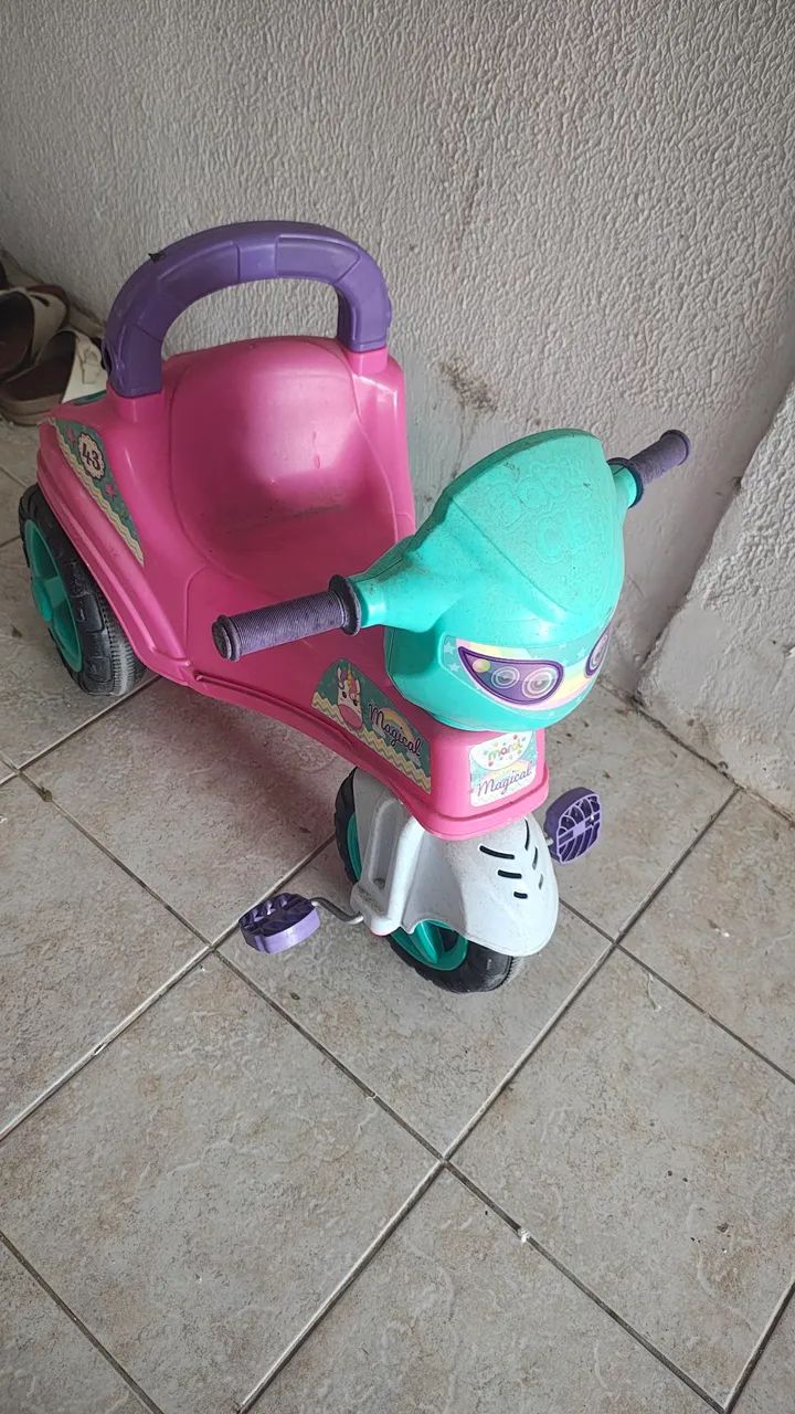 Triciclo Infantil Rosa e Verde - Divertido e Seguro