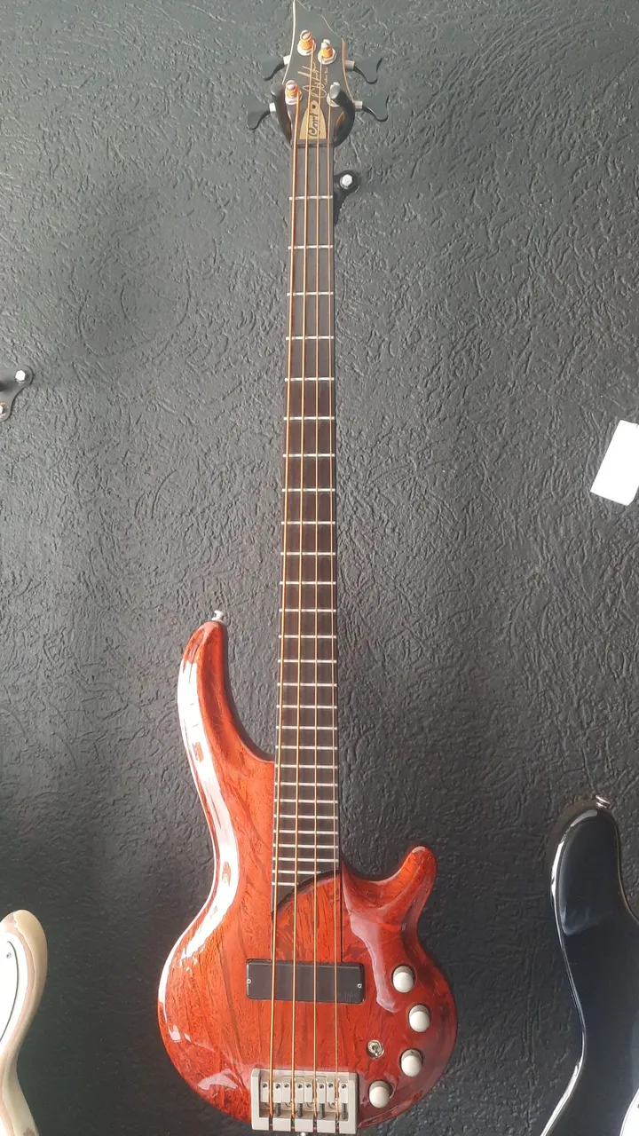 Contrabaixo Cort Curbow bass c/ BARTOLINI