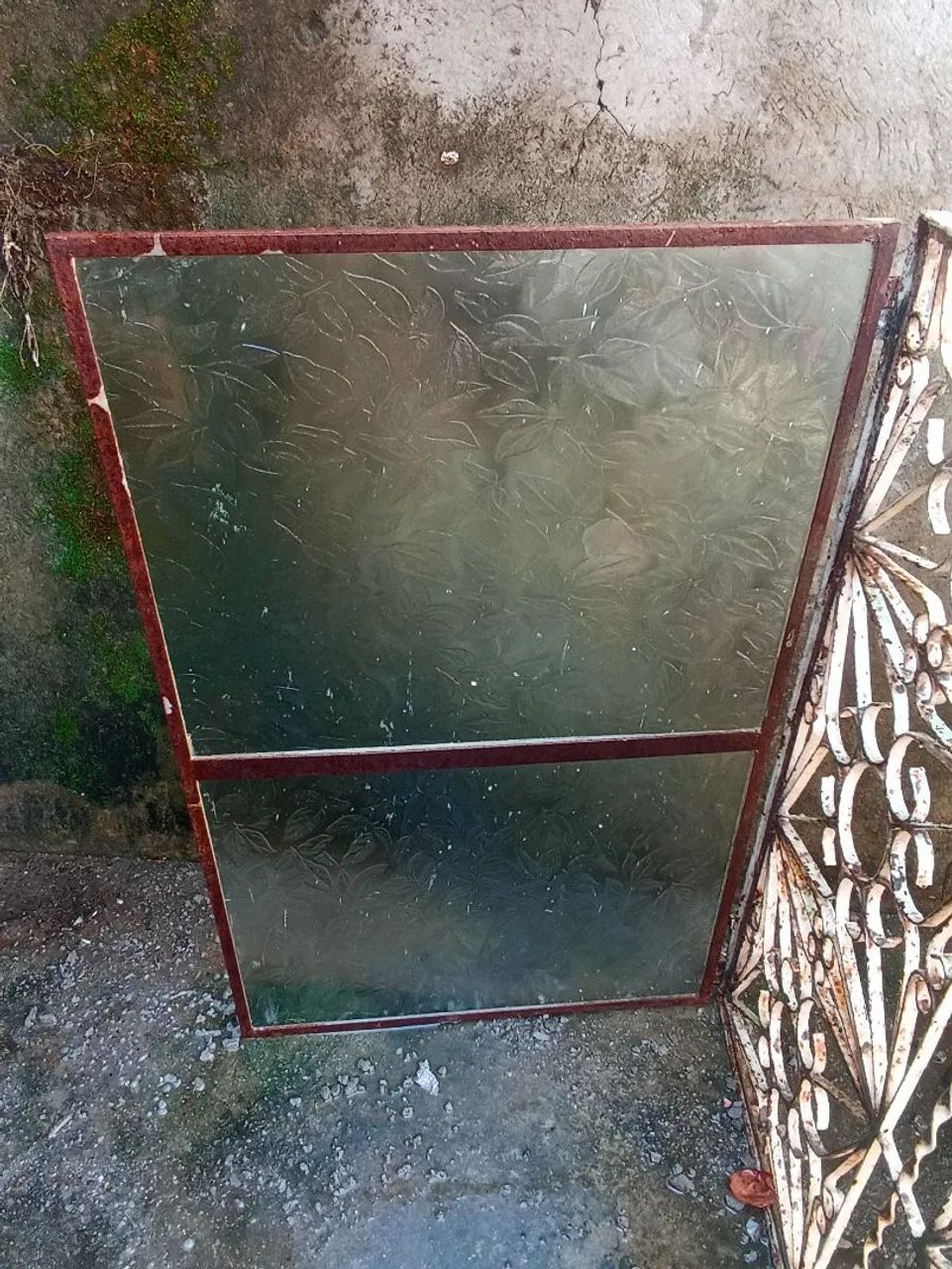 Janela de ferro com design ornamental - Foto 4