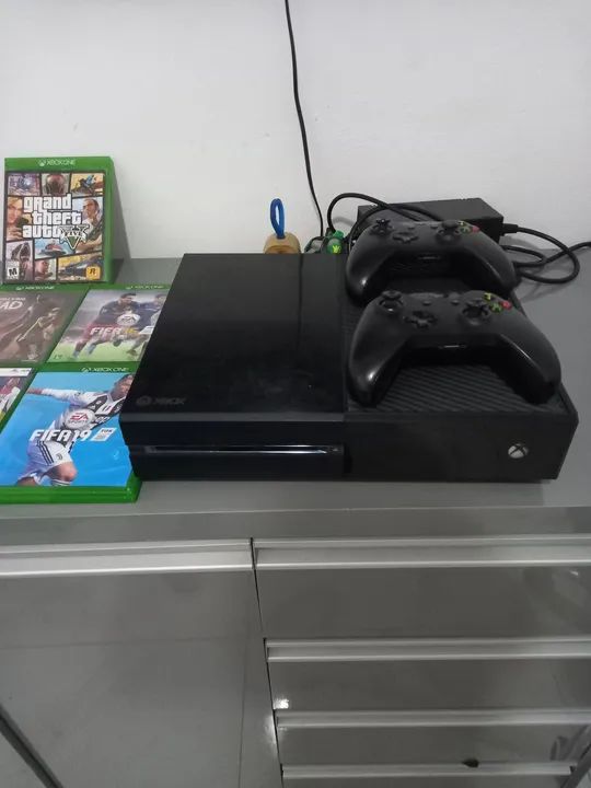 Xbox One com dois controles
