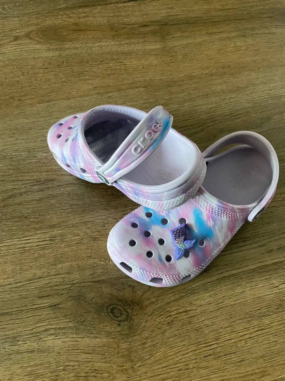 Crocs infantis tie dye - Foto 4