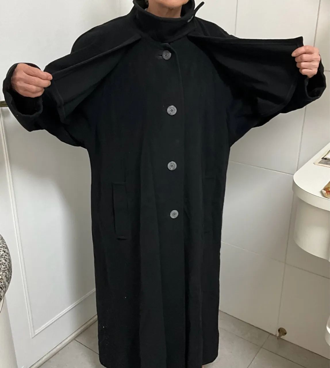 Casaco longo preto com capa - Foto 4