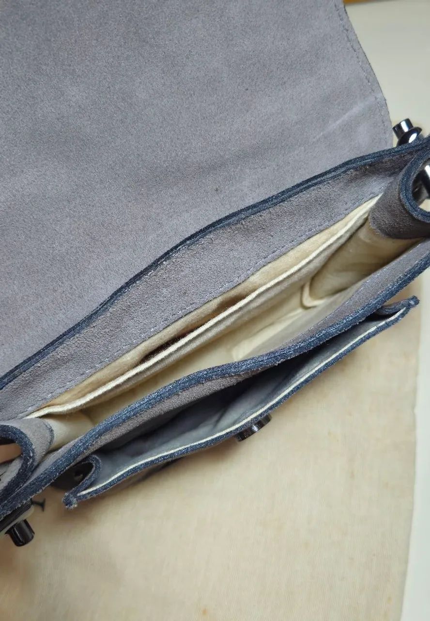 Bolsa transversal ajustável cinza em camurça - Mr. Cat - Foto 4