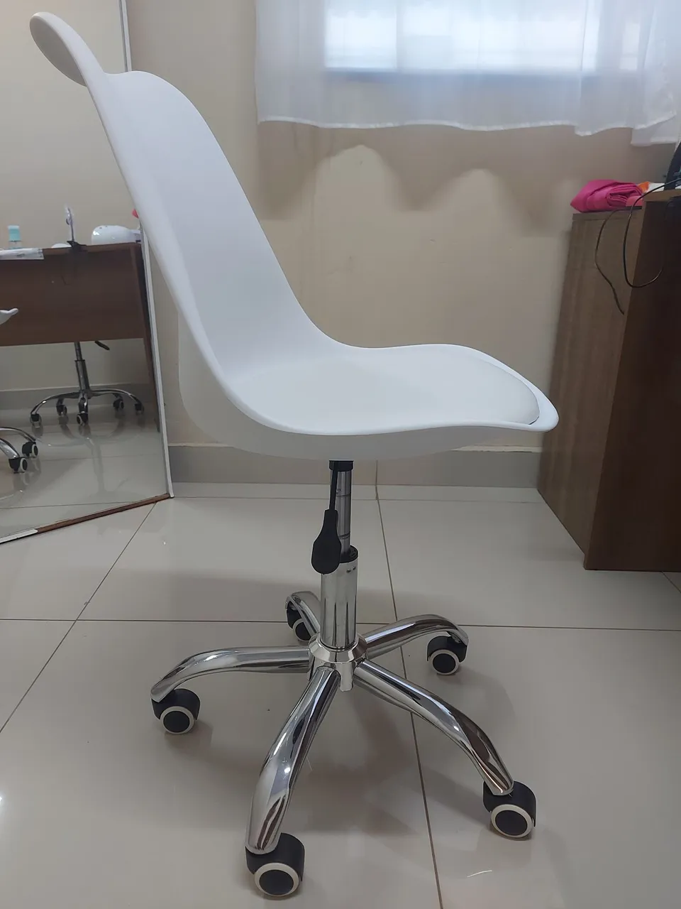 Vendo duas Cadeira Giratória Branca Moderna
