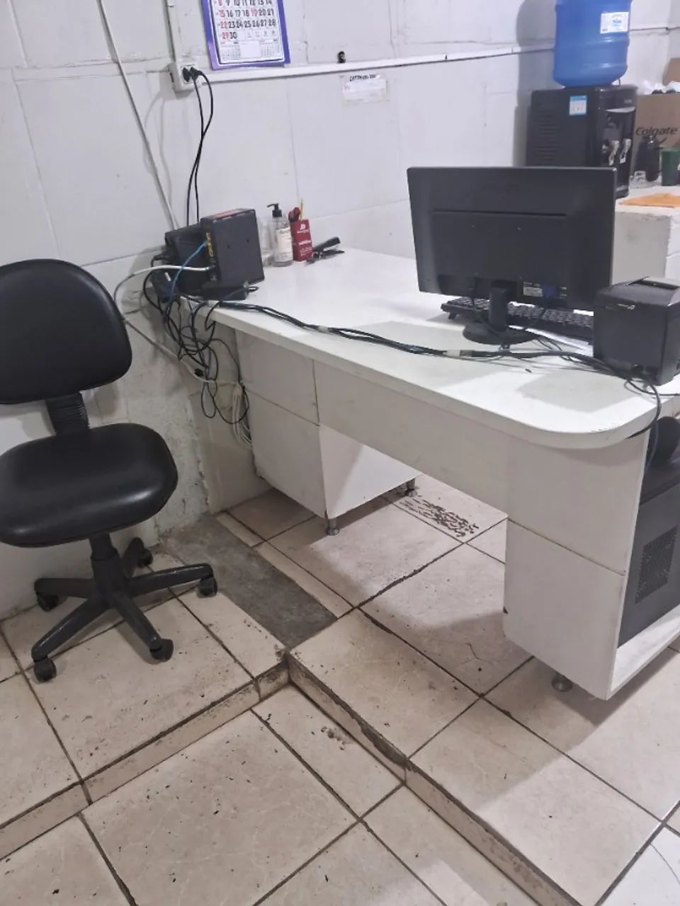 Mesa escritório mdf branca 3 gavetas  - Foto 2