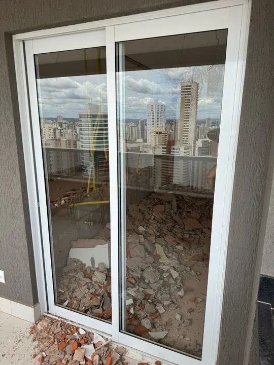 porta de correr aluminio branca 2 folhas 1,55 compr x 2,28 altura com portal  - Foto 4