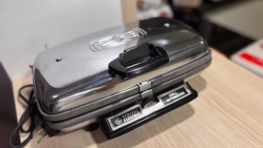 Grill automático General Electric - década de 60 / 1.200 watts / 220 volts