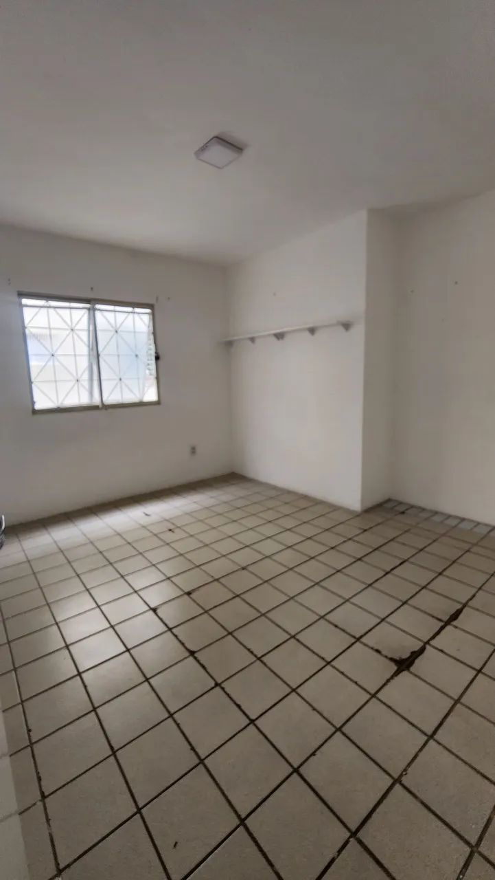 Quarto (R$600,00 + contas) (Leia o anúncio)