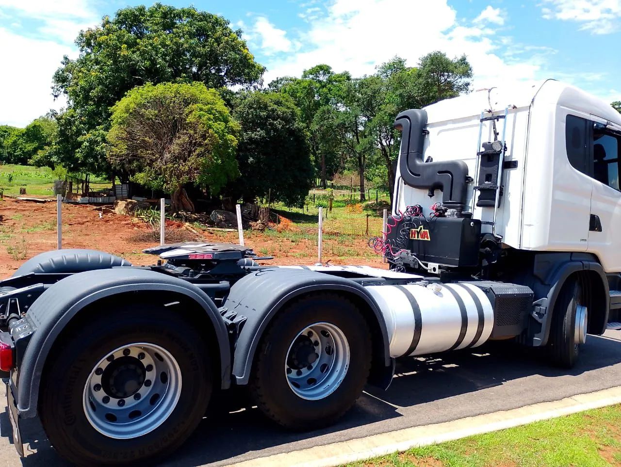 Caminhão Scania - Excelente estado troco por escavadeira 