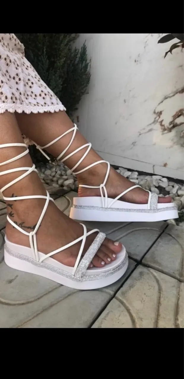 Sandálias Femininas Plataforma com Amarração e Strass