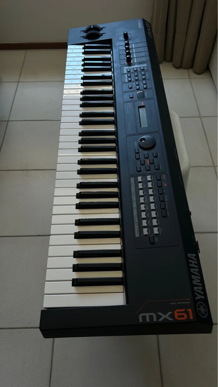 Yamaha MX61 v2 - Seminovo