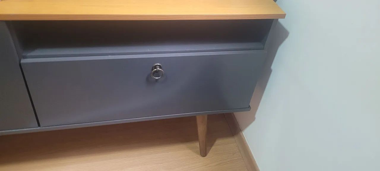 Rack de TV em madeira com duas portas e uma porta sobe desce - Foto 2