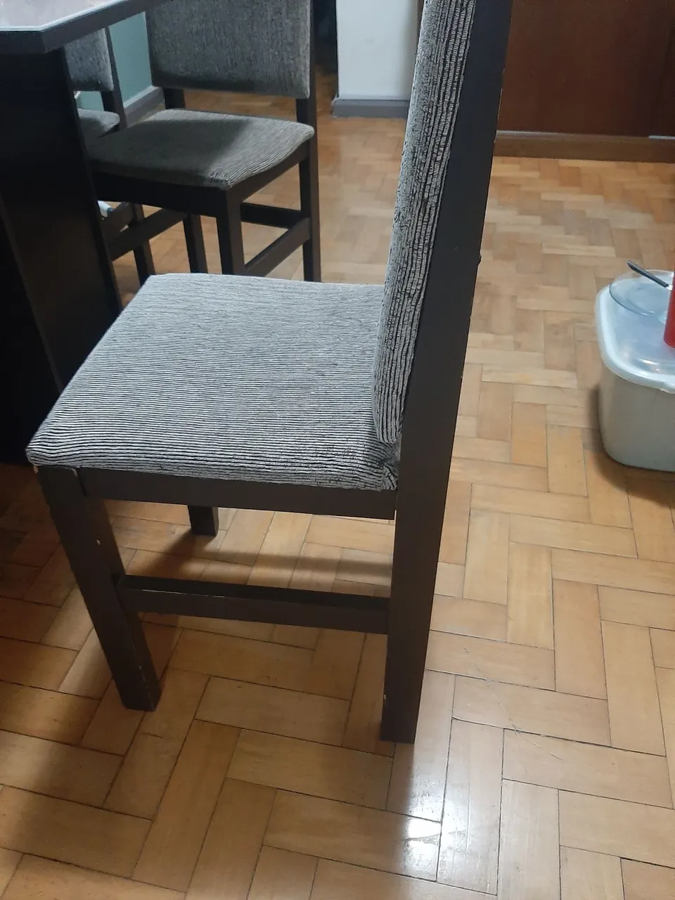 Cadeira de Jantar Estofada - Conforto e Estilo