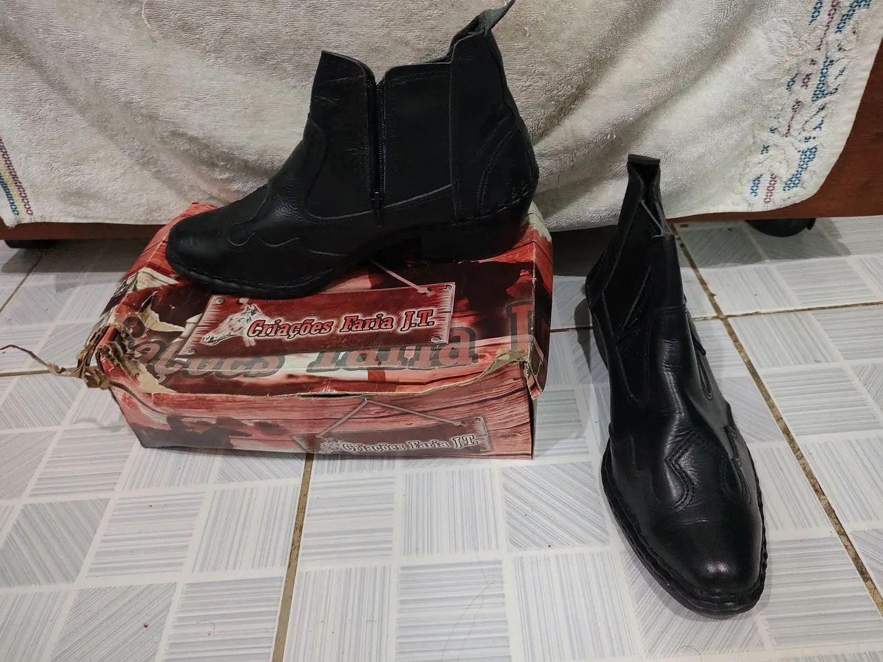 Botas de Couro Preto - Criacoes Faria J.T.