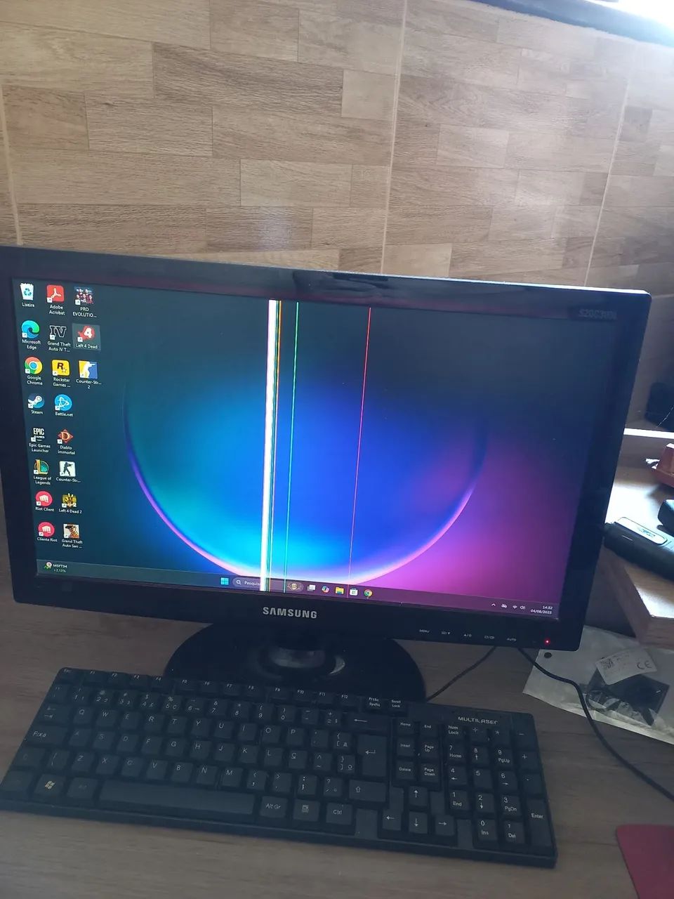 Monitor com defeito, teclado e caixa de som