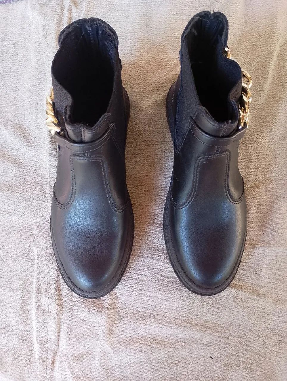 Botas de cano curto pretas com corrente dourada - Foto 2