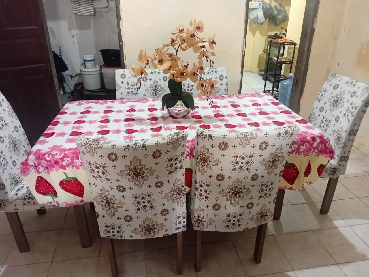 Mesa com 6 cadeiras64209952226435122