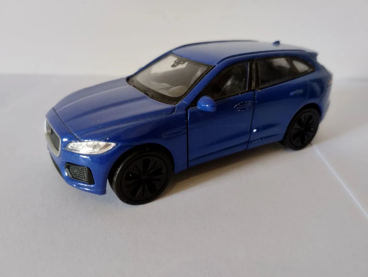 Welly - Miniatura Jaguar F-Pace 