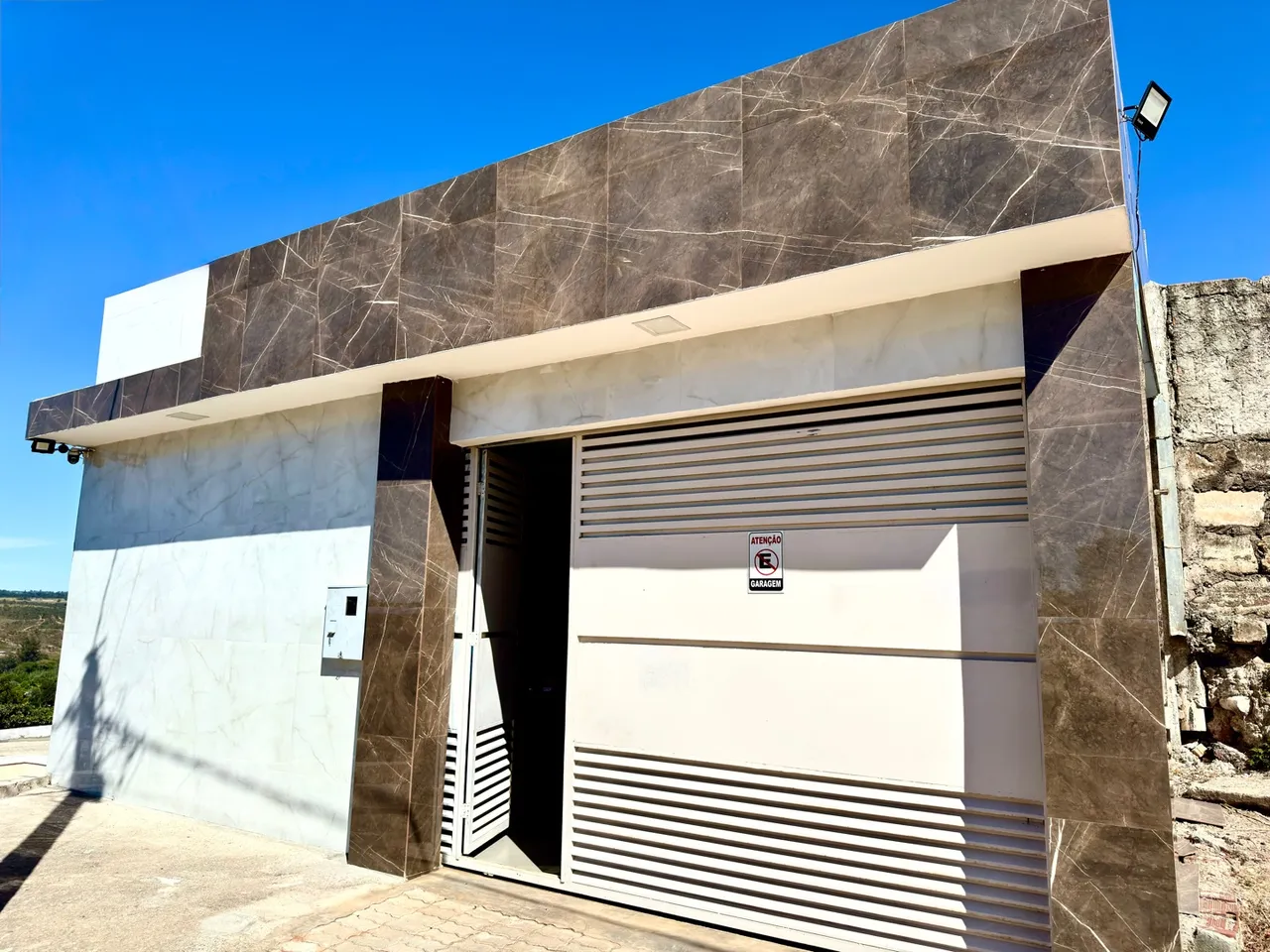 CASA MODERNA COM VISTA PARA O MONTE KANEGAE - SETOR PLACA DA MERCEDES!