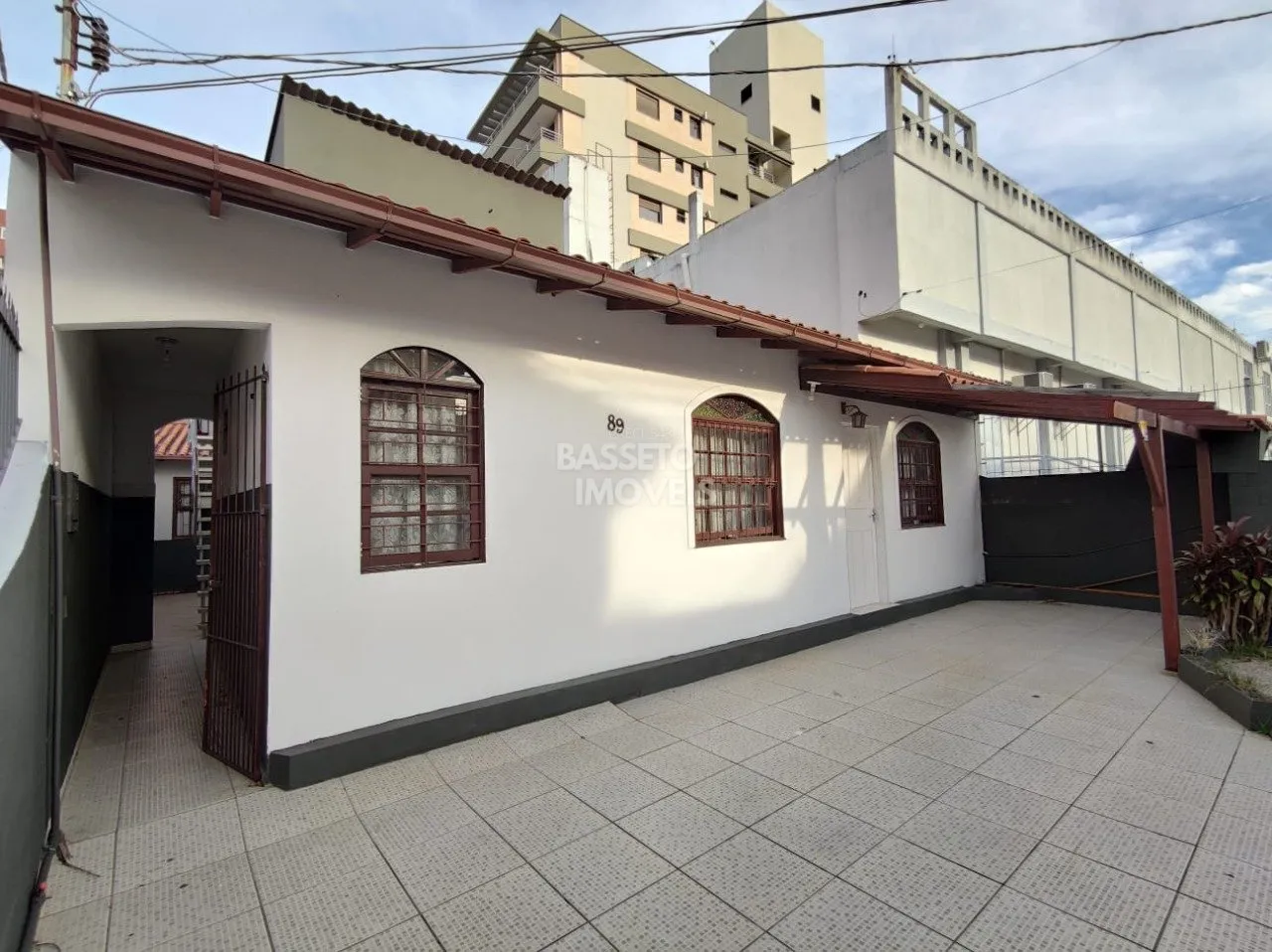CASA COM 4 KITNETS NO SACO DOS LIMÕES