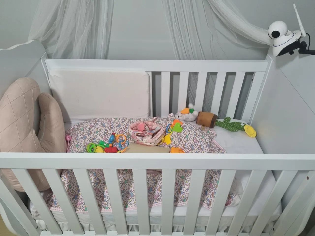 Berço de bebê branco com detalhes em capitonê - Foto 3