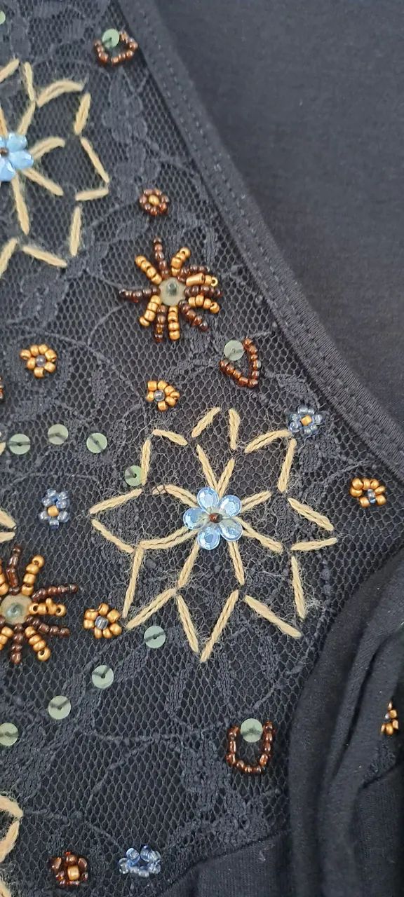 Vestido bordado em malha preta - Foto 3