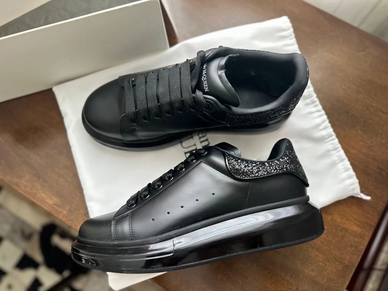 Tênis Alexander McQueen Oversized Triple Black Tamanho 42