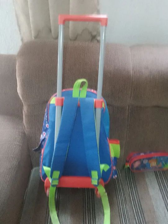 Mochila Infantil de Rodinhas acompanha um estojo duplo - Foto 3