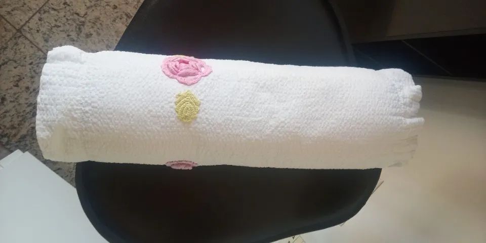 Rolinho em algodão anarruga branco com flores de crochê Laura Massi  - Foto 3