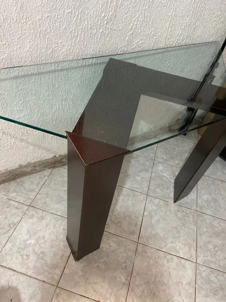 Mesa de canto com tampo de vidro e estrutura elegante - Foto 3
