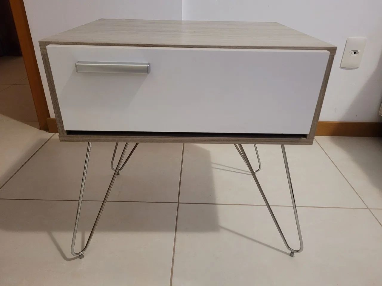 Mesa de cabeceira com gaveta e pés palito